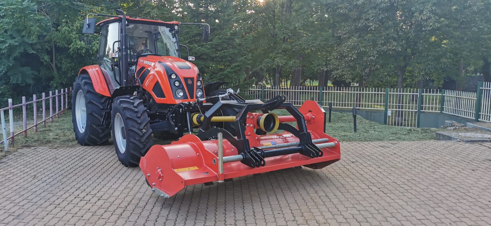OCAZIE - VâND TRACTOR 110 CP DE SHOWROOM!