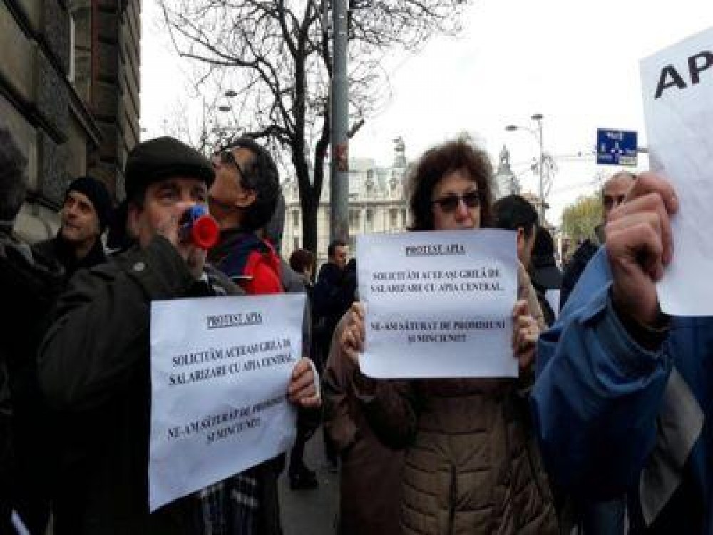 Sute de angajati ai APIA au protestat in fata MADR