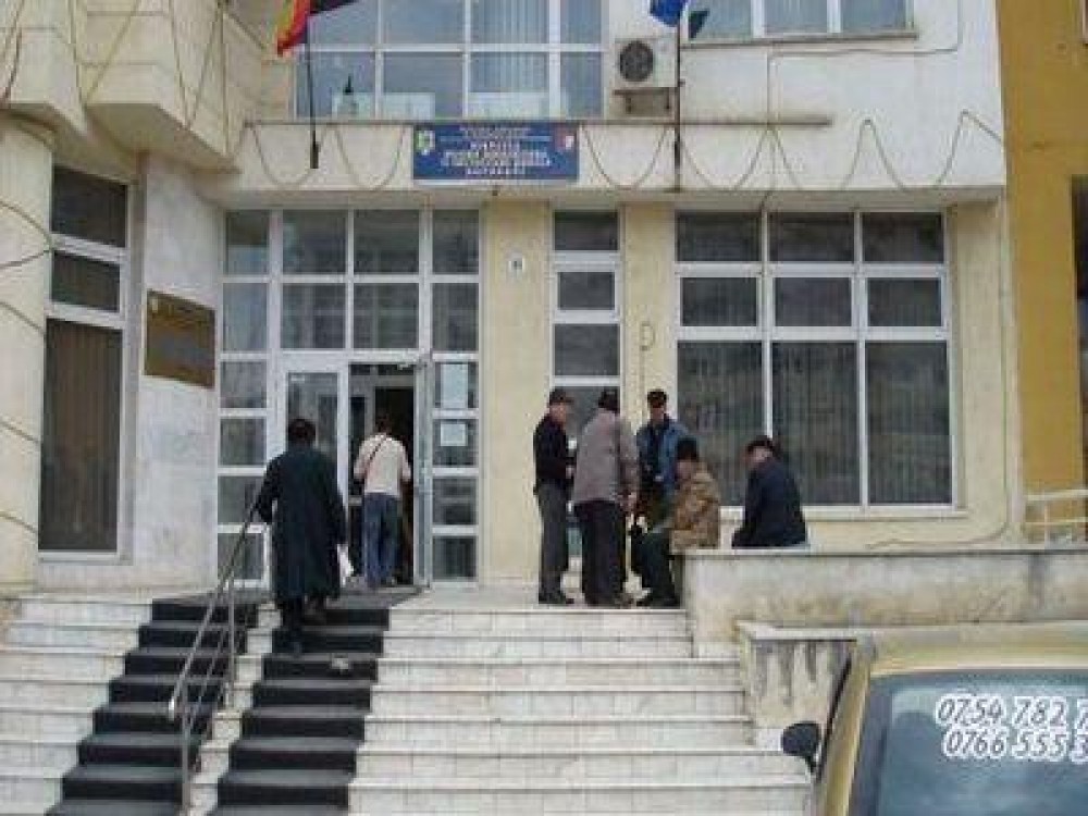 Directorul APIA Saveni si primarul localitatii, retinuti pentru fraudare de fonduri europene