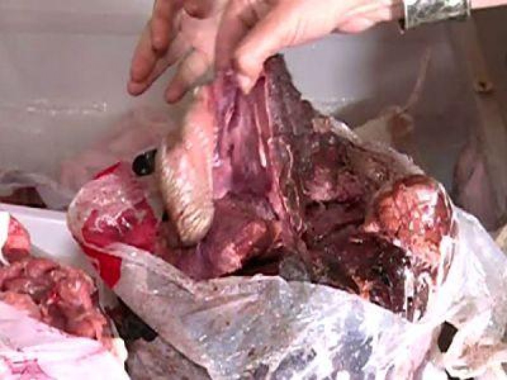 Peste doua tone de produse din carne, retrase de la comercializare