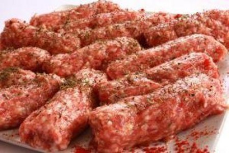 Carnea de mici contaminata cu Salmonella nu prezenta niciun pericol pentru consumatori