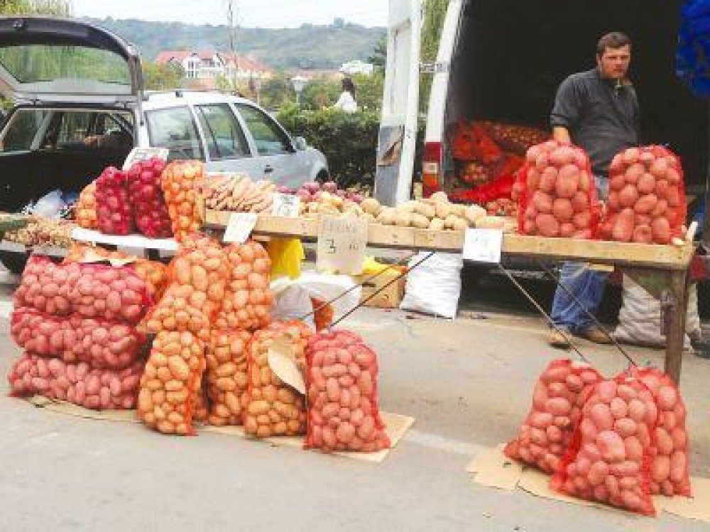 Cartofii, fructele proaspete si conservele de legume, in topul scumpirilor de luna trecuta