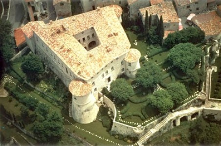 Destinaţii de călătorie: Castelul Gourdon şi terasa cu 