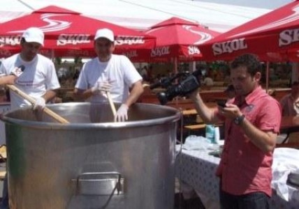 Sambata, la Bucuresti, expozitia de pasari se lasa cu un nou record gastronomic: cea mai mare ciorba de cocos