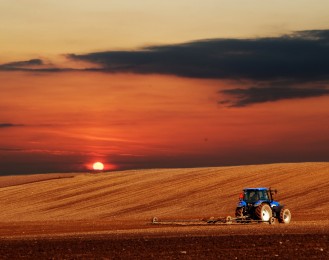Cum alegi tractorul potrivit pentru relieful din judetul Brasov: specificatii tehnice obligatorii pentru zonele deluroase si montane