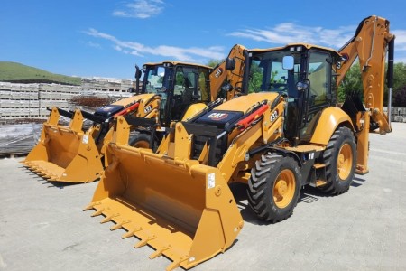 Cat costa, in timp, un buldoexcavator ieftin vs unul premium?