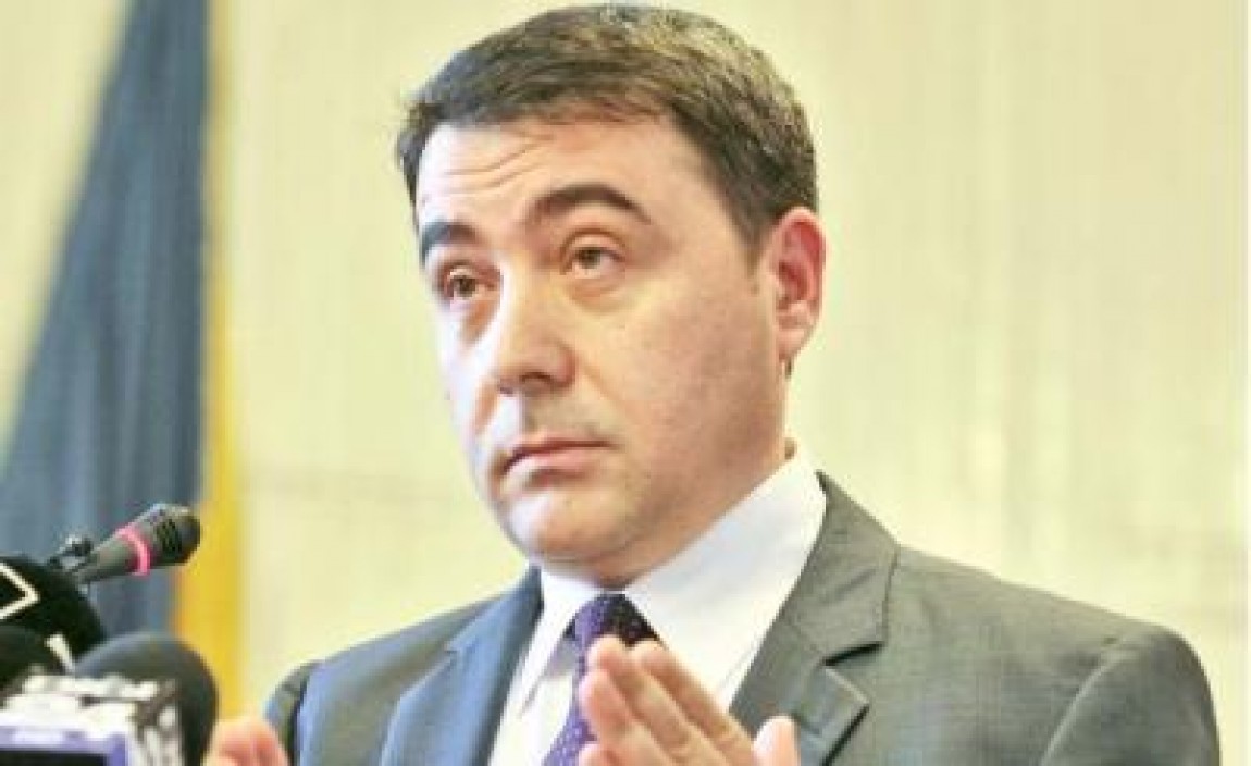 In genunchi, in fata bancilor straine