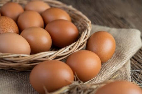 Gripa aviara scumpeste oul. Preturile vor creste cu 15%