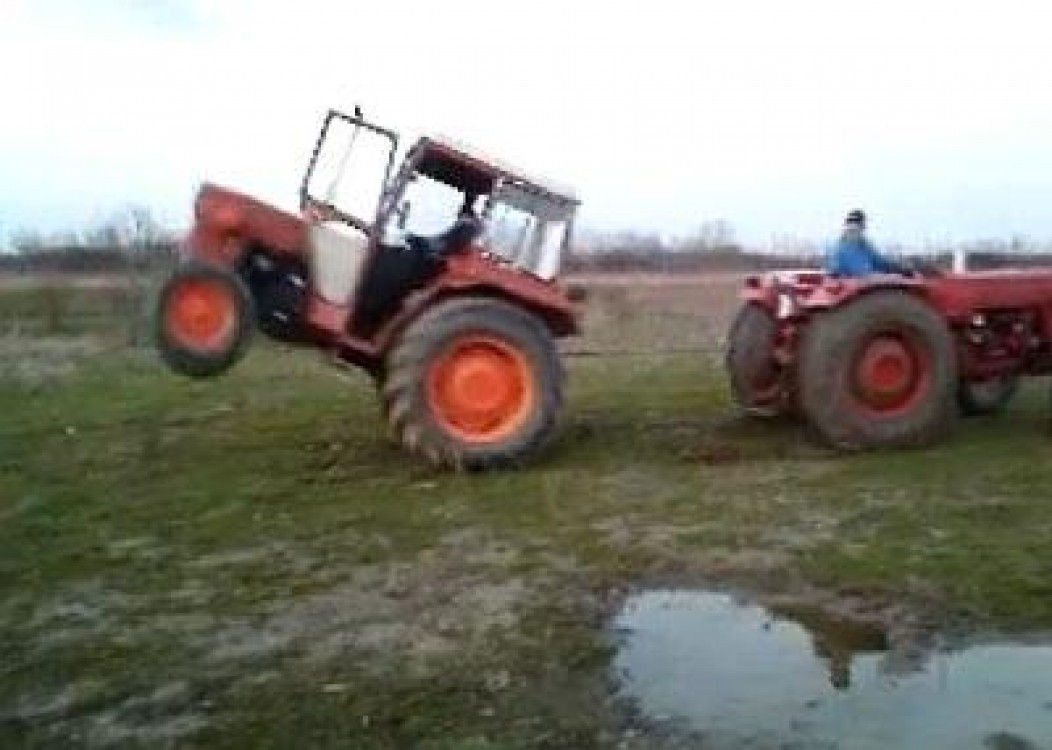 Faza zilei - iata cum se distreaza tractoristii: Intrecere intre doua U445