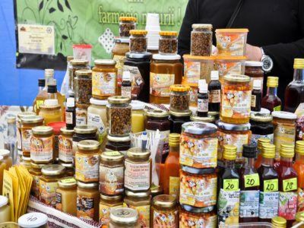 Aproximativ 120 de producatori, prezenti la editia de primavara a Targului National al Mierii