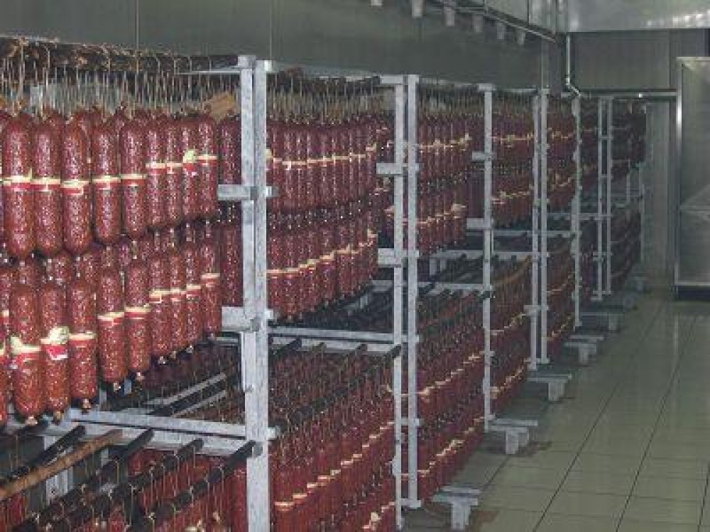 Fabrica ilegala de mezeluri descoperita in aceasta dimineata in Capitala