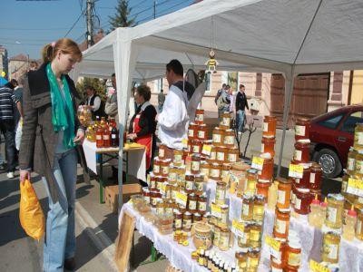 Apicultorii estimeaza o productie de miere cu 10-15 la suta mai mare decat anul trecut