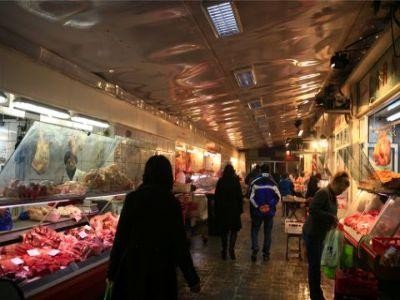 Inspectorii ANSVSA au confiscat o jumatate de tona de carne de la comerciantii din Halele Obor
