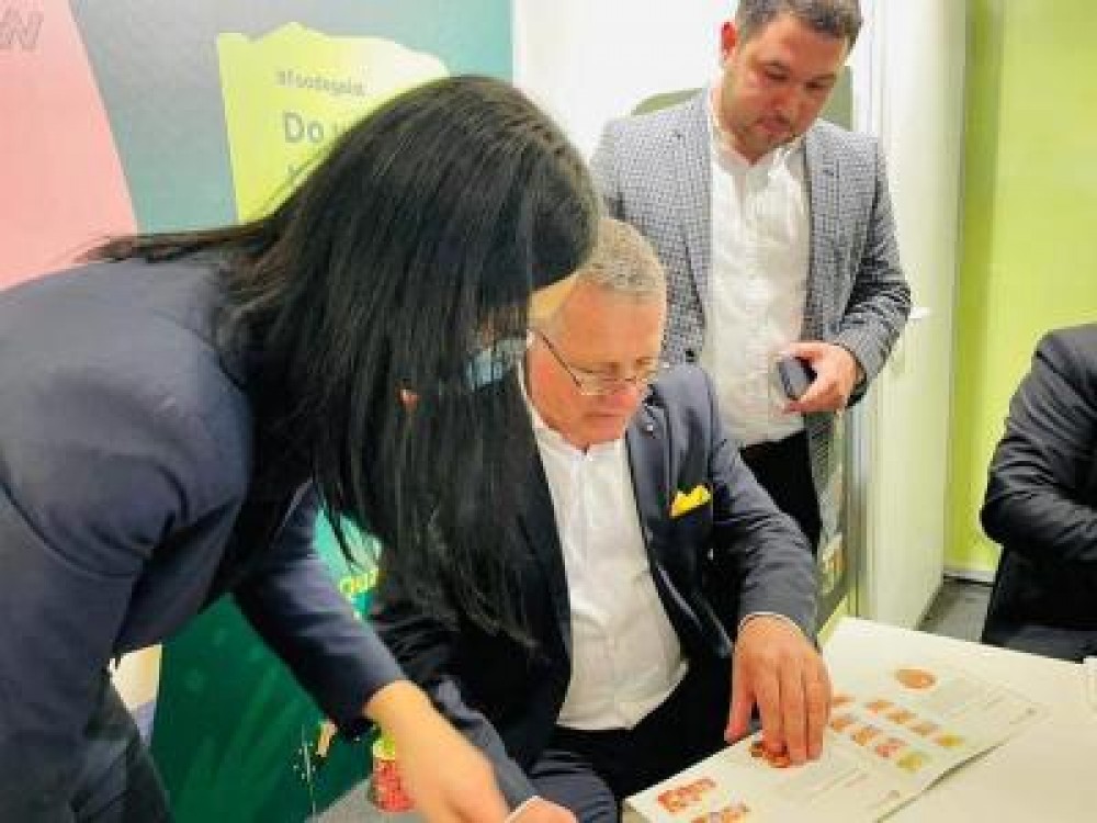 Ministrul Oros anunta ca nu mai demisioneaza