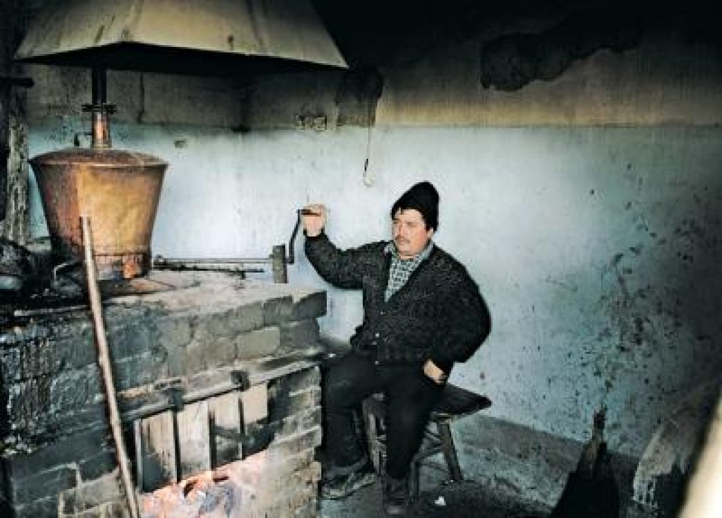 Tuica ar putea deveni un produs de lux. Senatul a respins cererea de exceptare de la plata accizei a bauturilor traditionale romanesti