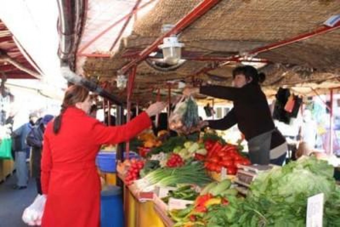 Producatorii care vand in piete vor fi separati de intermediari