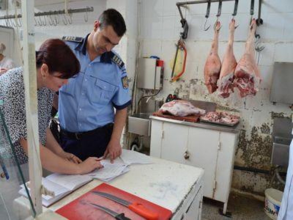 Peste doua tone de carne de porc confiscate din piete