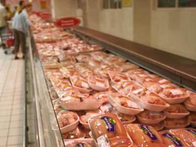 Pretul carnii de pui a scazut la raft cu 10 la suta
