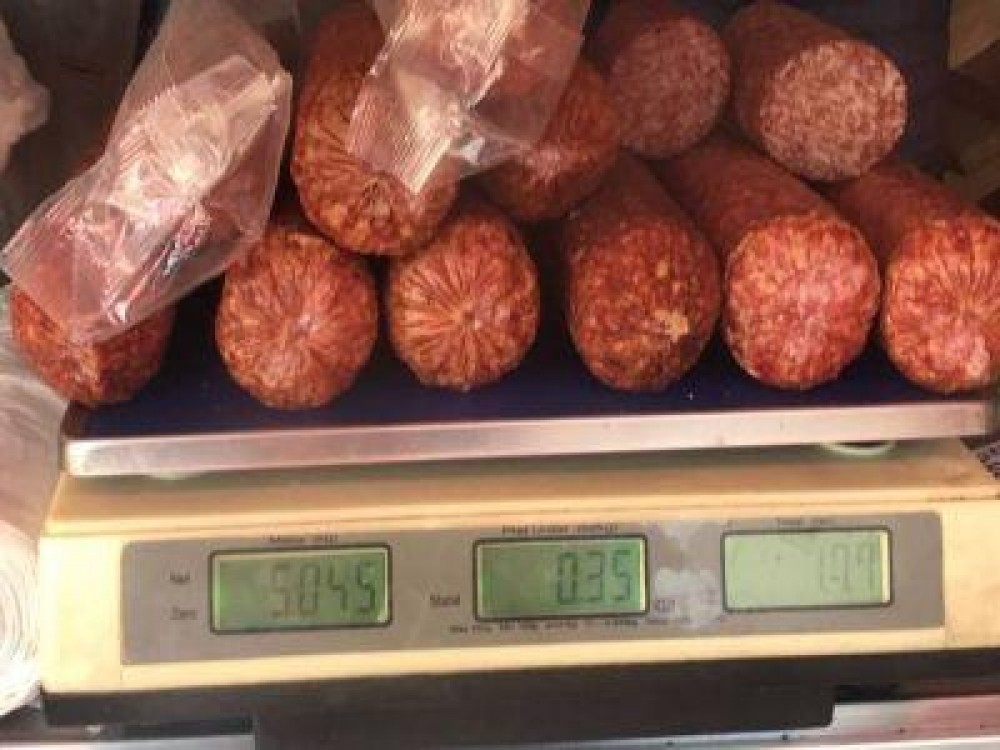 Firmele care produc salam de Sibiu fara a face parte din asociatia de profil, trebuie sa retraga produsul de pe piata