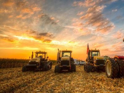 Salarii de invidiat pentru tractoristii din Arad