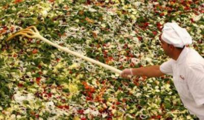 inca-un-record-mondial-romanesc-cea-mai-mare-salata-din-lume