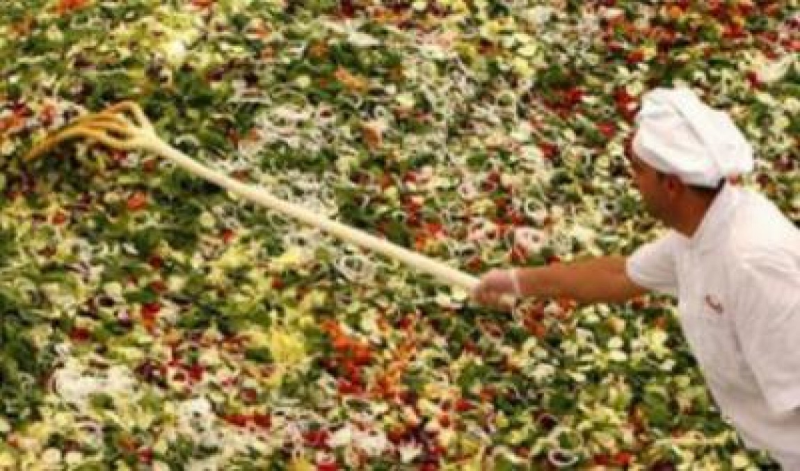Inca un record mondial romanesc: cea mai mare salata din lume