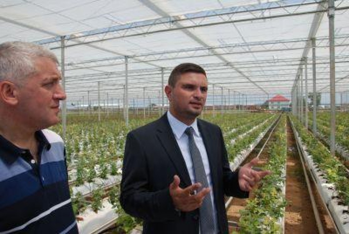 Un tanar de 23 de ani din Dambovita vrea o bursa regionala a florilor pentru Europa de Sud-Est