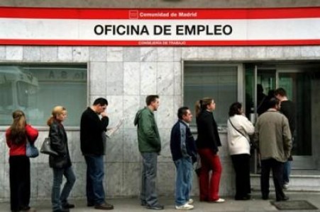 Lipsa locurilor de munca ii trimite pe tinerii spanioli la cules de struguri in Franta