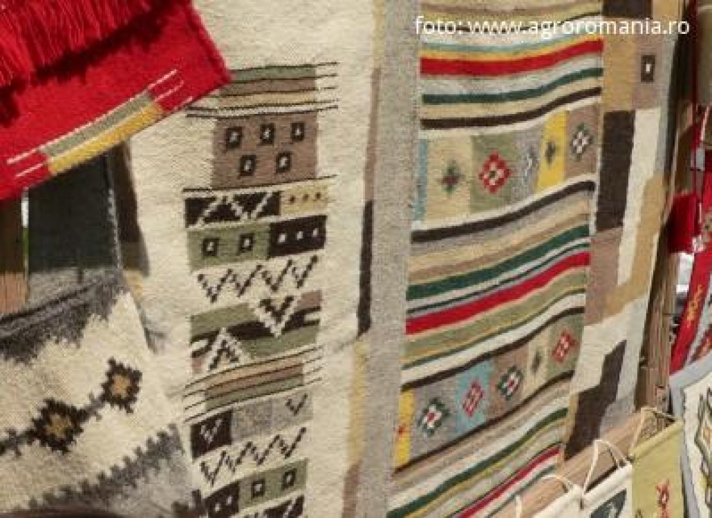 Targul mesterilor populari din Dumbrava Sibiului a reunit peste 250 de producatori