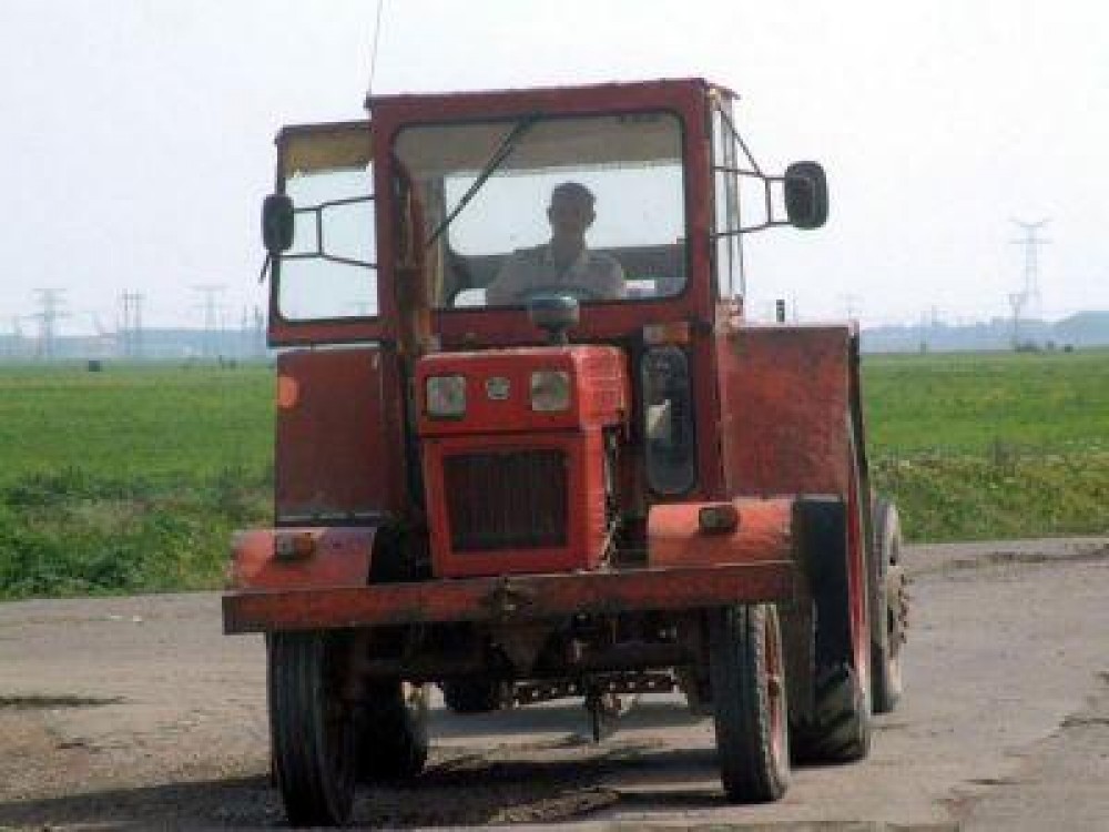 Tractoarele pot fi conduse pe drumurile publice chiar si fara permis