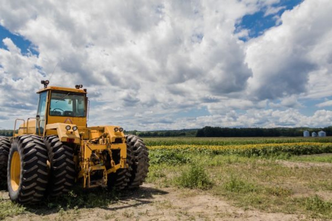 Filmul zilei: S-a rasturnat cu tractorul si a scapat ca prin urechile acului