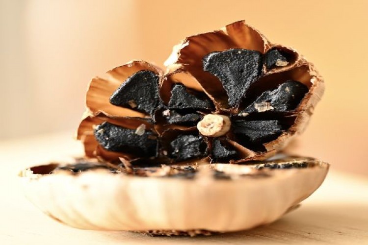 Usturoiul negru: Diferente, beneficii si cultivare