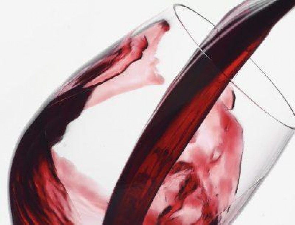 Sute de tone de vin falsificat de catre o societate buzoiana au ajuns pe mesele romanilor