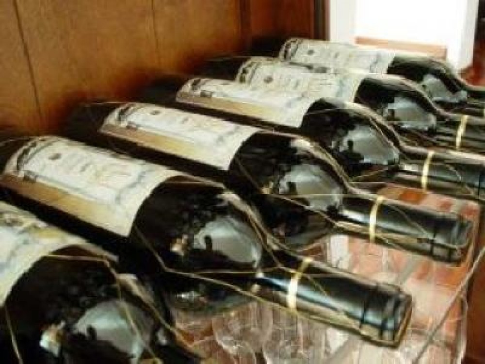 556 de litri de vin contrafacut confiscati in Slatina