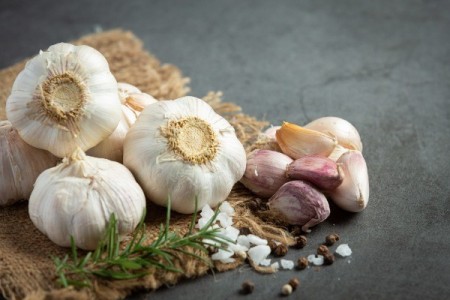 Subventii de 3.000 euro/ha pentru fermierii ce cultiva usturoi