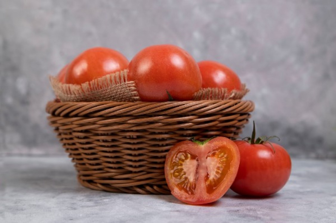 Sute de kilograme de rosii sunt aruncate. Micii fermieri se confrunta cu preturi prea mici in piata