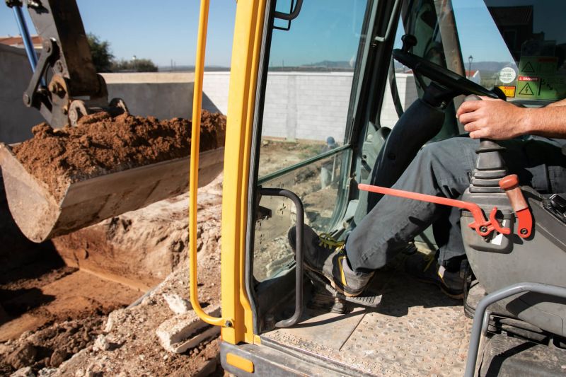 Incape in curte, sapa in forta: Miniexcavatorul perfect pentru ferme si gospodarii