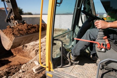 Incape in curte, sapa in forta: Miniexcavatorul perfect pentru ferme si gospodarii